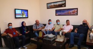 مدراء المواقع الالكترونية خلال زيارتهم التضامنية لمسؤول الاعلام في حركة امل لاقليم جبل عامل