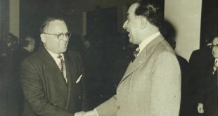 الوزير علي بزي مع الرئيس فؤاد شهاب سنة 1959 وكان وزيراً للداخلية و الأنباء (الإعلام)