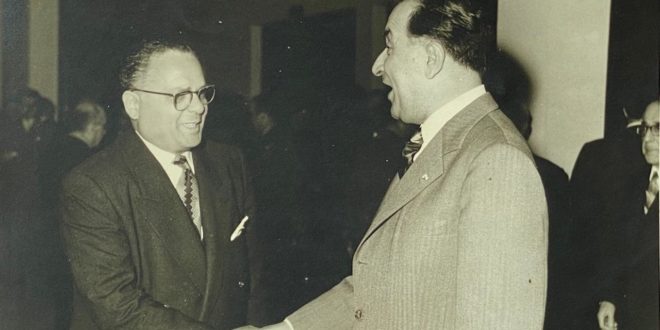 الوزير علي بزي مع الرئيس فؤاد شهاب سنة 1959 وكان وزيراً للداخلية و الأنباء (الإعلام)
