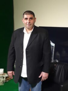 الصحافي والكاتب السياسي علي ضاحي