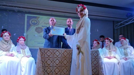 طرابلسي يوزع الشهادات على الخريجيات