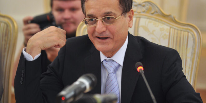 الوزير السابق عدنان منصور