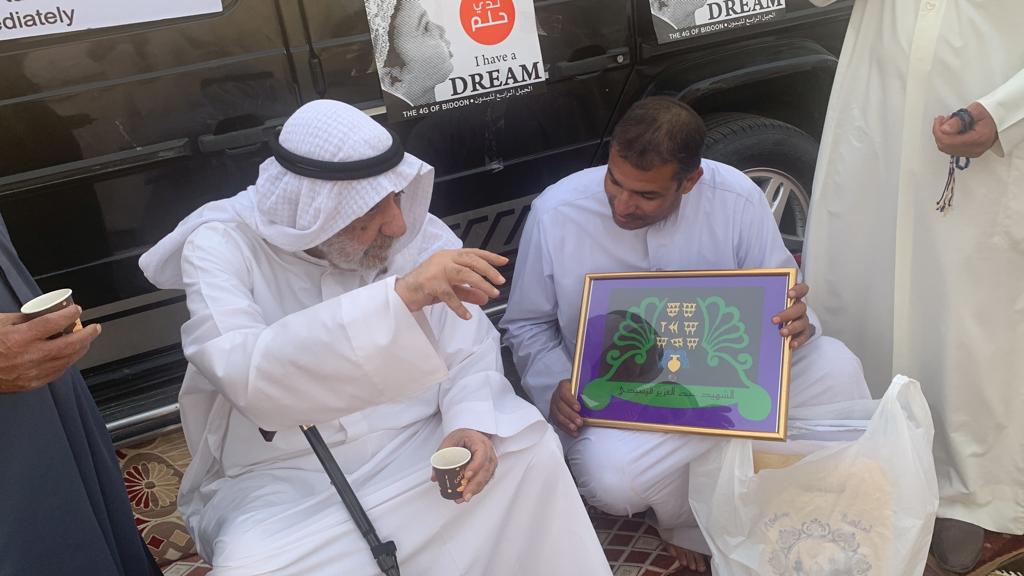 الاديب محمد السعيد يقدم لوحة الرشيدي للمعتصمين