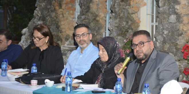الدكتور محمد حسين بزي خلال الندوة