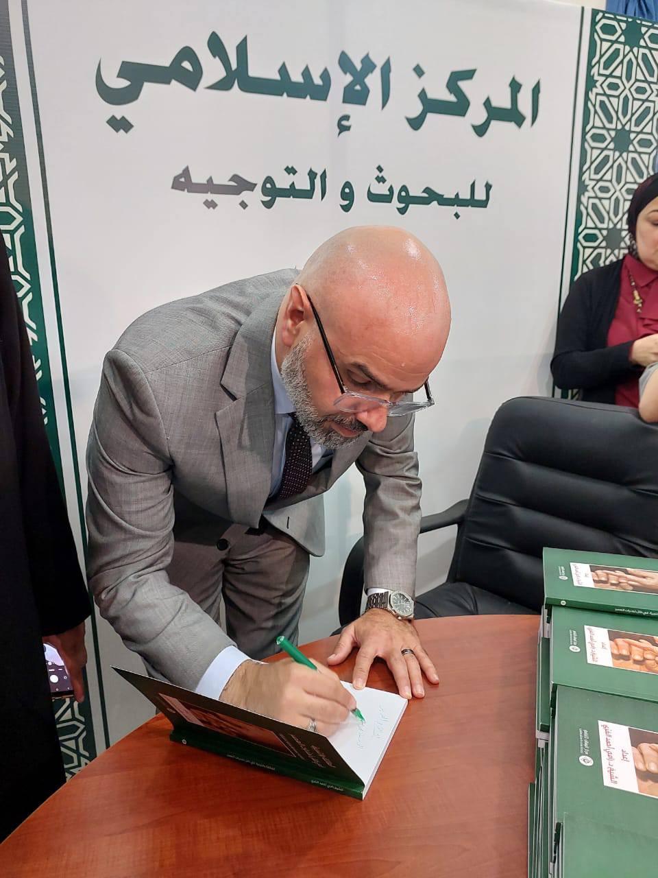الشيخ رامي الفري يوقع كتابه للحاضرين