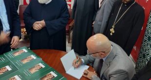 الشيخ رامي الفري يوقع كتابه للحاضرين