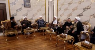 العلامة علي الخطيب خلال لقائه عدداً من العلماء لدى وصوله الى قم