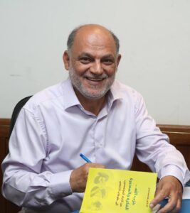 قصير موقعاً كتابه للحاضرين