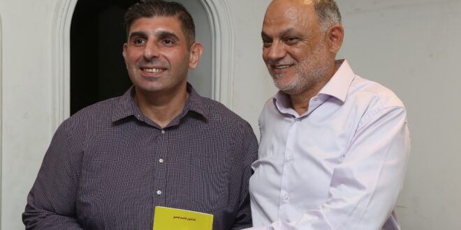 قصير مقدماً كتابه لضاحي خلال التوقيع