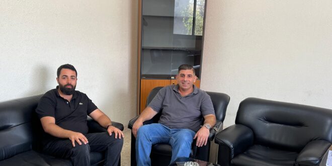 ضاحي خلال زيارته عزالدين في مبنى البلدية في برج رحال
