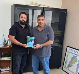 ضاحي مقدماً مجموعته الشعرية "موانىء الفيروز" لعزالدين