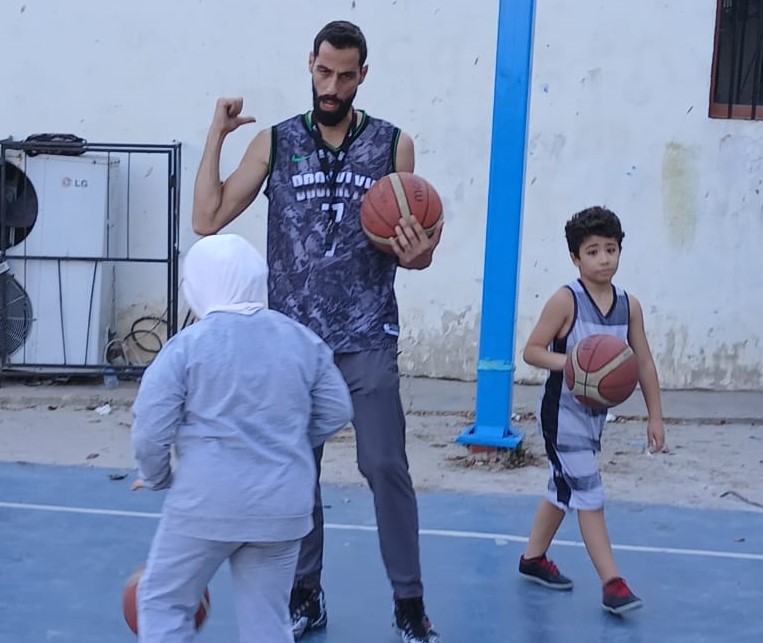 المدرب رشاد مغنية مع عدد من طلاب الاكاديمية