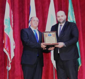 اللقيس مقدماً درعاً تكريمية لناصر الدين