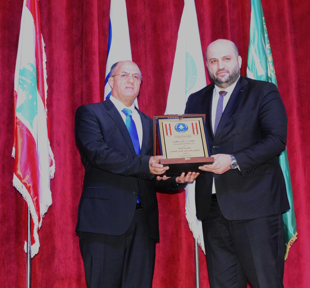 اللقيس مقدماً درعاً تكريمية لناصر الدين