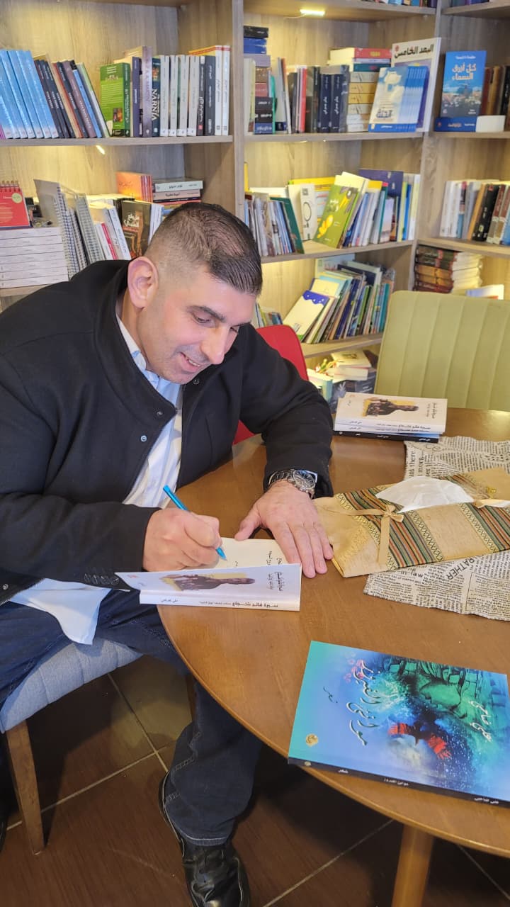 علي ضاحي موقعاً كتابيه لقصير