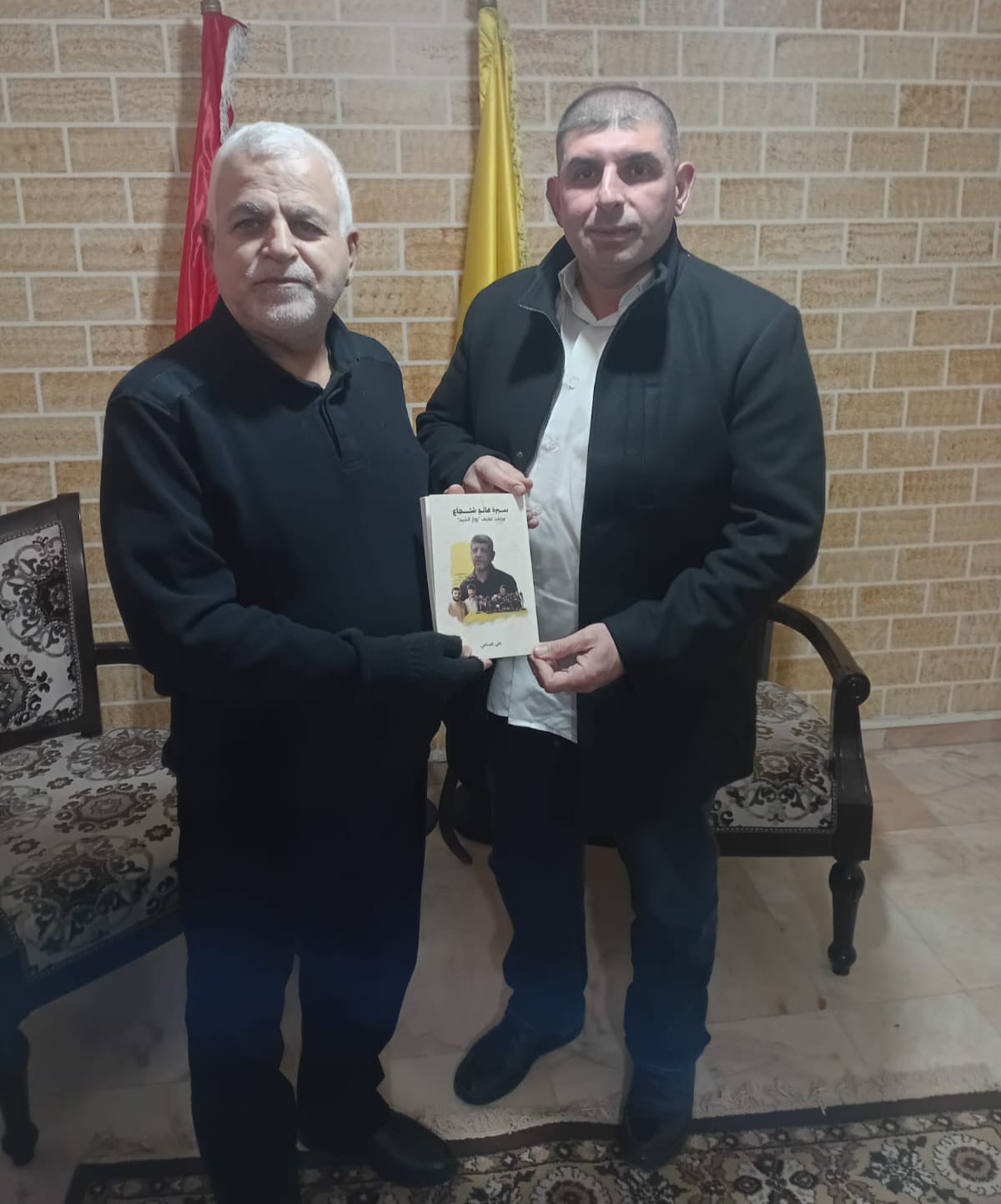 علي ضاحي مقدماً كتابه لمحمد سعيد الخنسا