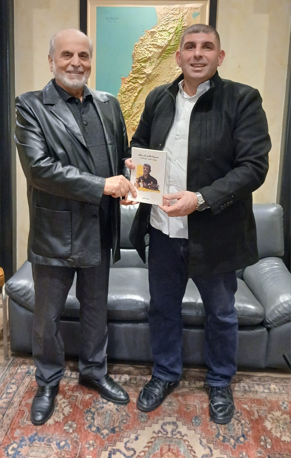 علي ضاحي مقدماً كتابه لأسعد حردان