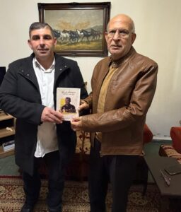 علي ضاحي مقدماً كتابه لقاسم صالح