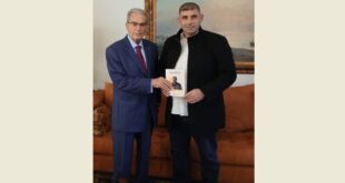 علي ضاحي مقدماً كتابه لوديع الخازن