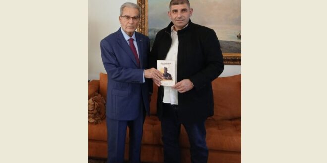 علي ضاحي مقدماً كتابه لوديع الخازن