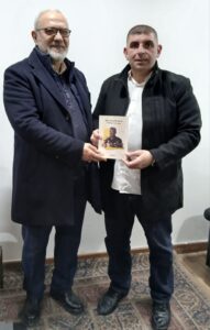 علي ضاحي مقدماً كتابه لمحمود قماطي