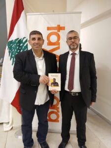 ضاحي مقدماً كتابه لابي نجم