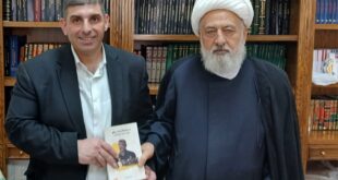 ضاحي مقدماً كتابه للشيخ الخطيب