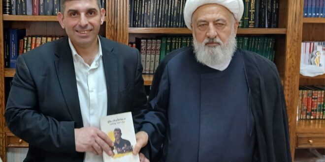 ضاحي مقدماً كتابه للشيخ الخطيب