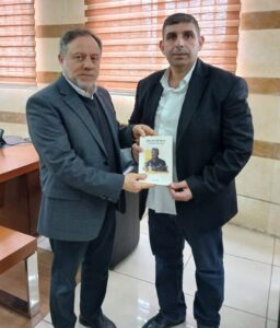 ضاحي مقدماً كتابه للدكتور يوسف الزين