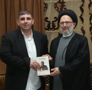 ضاحي مقدماً كتابه للعلامة فضل الله