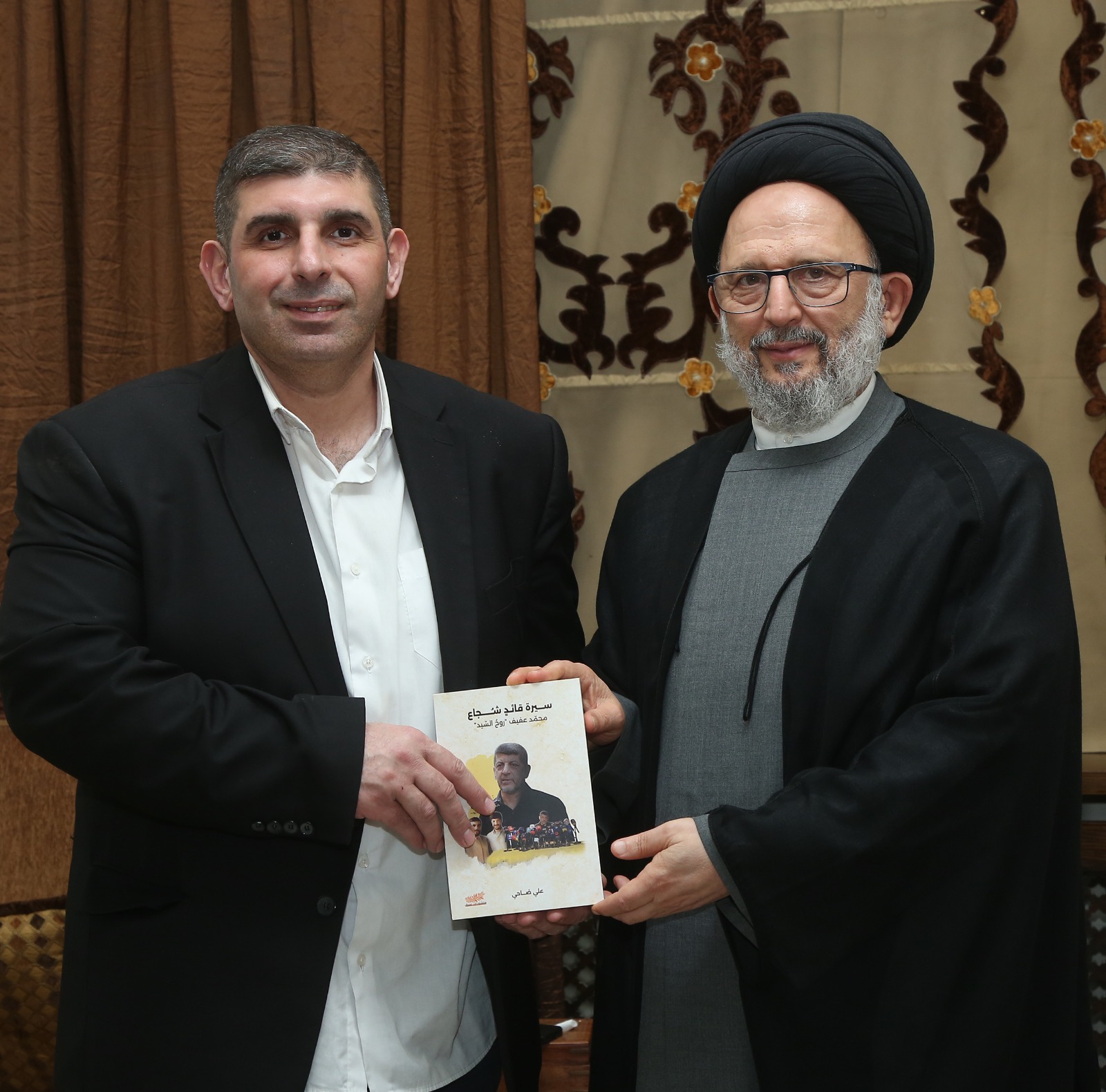 ضاحي مقدماً كتابه للعلامة فضل الله