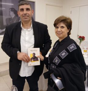 ضاحي مقدماً كتابه لهلا حداد