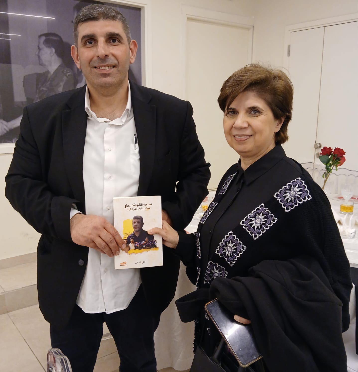 ضاحي مقدماً كتابه لهلا حداد