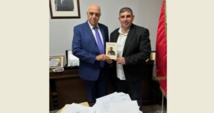 ضاحي مقدماً كتابه للنقيب جوزيف القصيفي