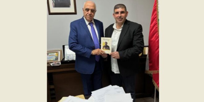 ضاحي مقدماً كتابه للنقيب جوزيف القصيفي