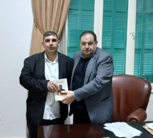 ضاحي مقدماً كتابه لمحمد رزق