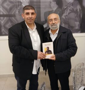 ضاحي مقدماً كتابه لحبيب يونس