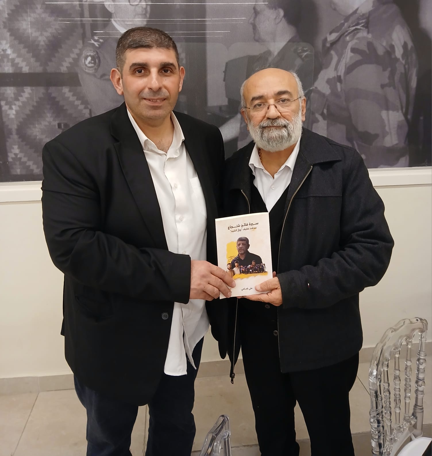 ضاحي مقدماً كتابه لحبيب يونس