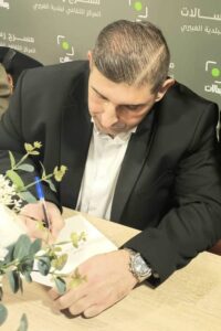 علي ضاحي موقعاً كتابه "محمد عفيف سيرة قائد شجاع" في قاعة رسالات