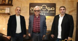 علي ضاحي خلال زيارته صوت الفرح في العام 2020 ويبدو على يمينه السيد عبد العزيز شرف الدين ونجله علوان