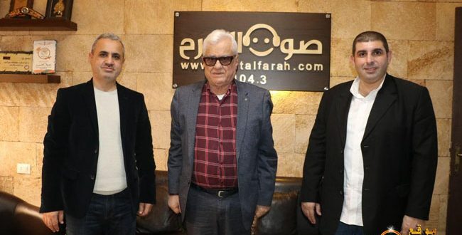 علي ضاحي خلال زيارته صوت الفرح في العام 2020 ويبدو على يمينه السيد عبد العزيز شرف الدين ونجله علوان