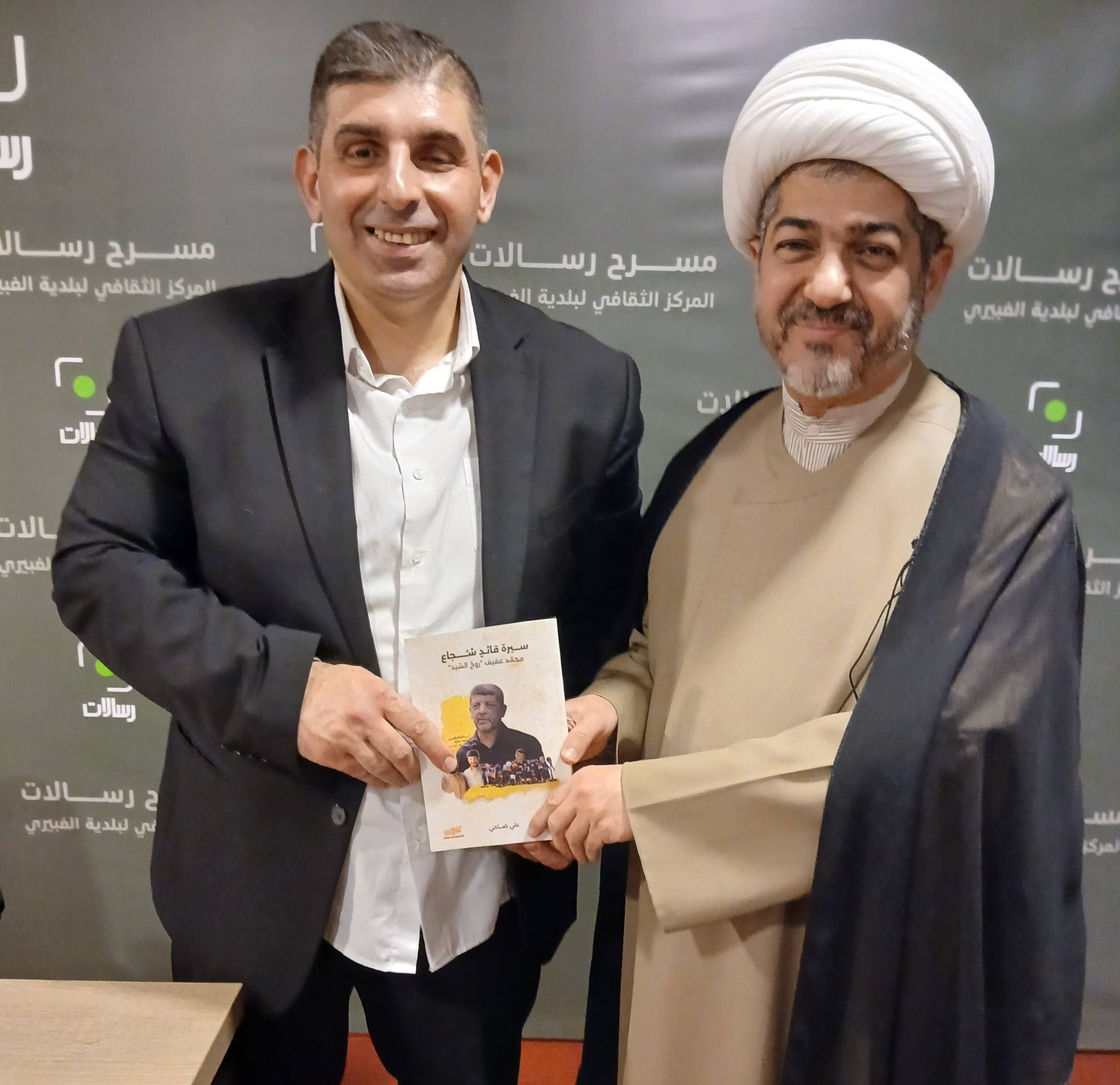 الشيخ صادق متسلماً مني كتابي عن شقيقه الحاج محمد في رسالات في 23 كانون الاول 2025