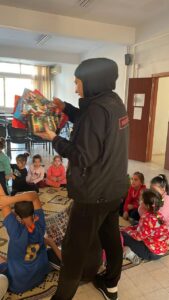 جمانة بيضن خلال تفاعلها مع الاطفال في نشاط سابق