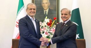 الرئيس الإيراني مسعود بزشكيان ورئيس وزراء باكستان شهباز شريف خلال لقاء سابق